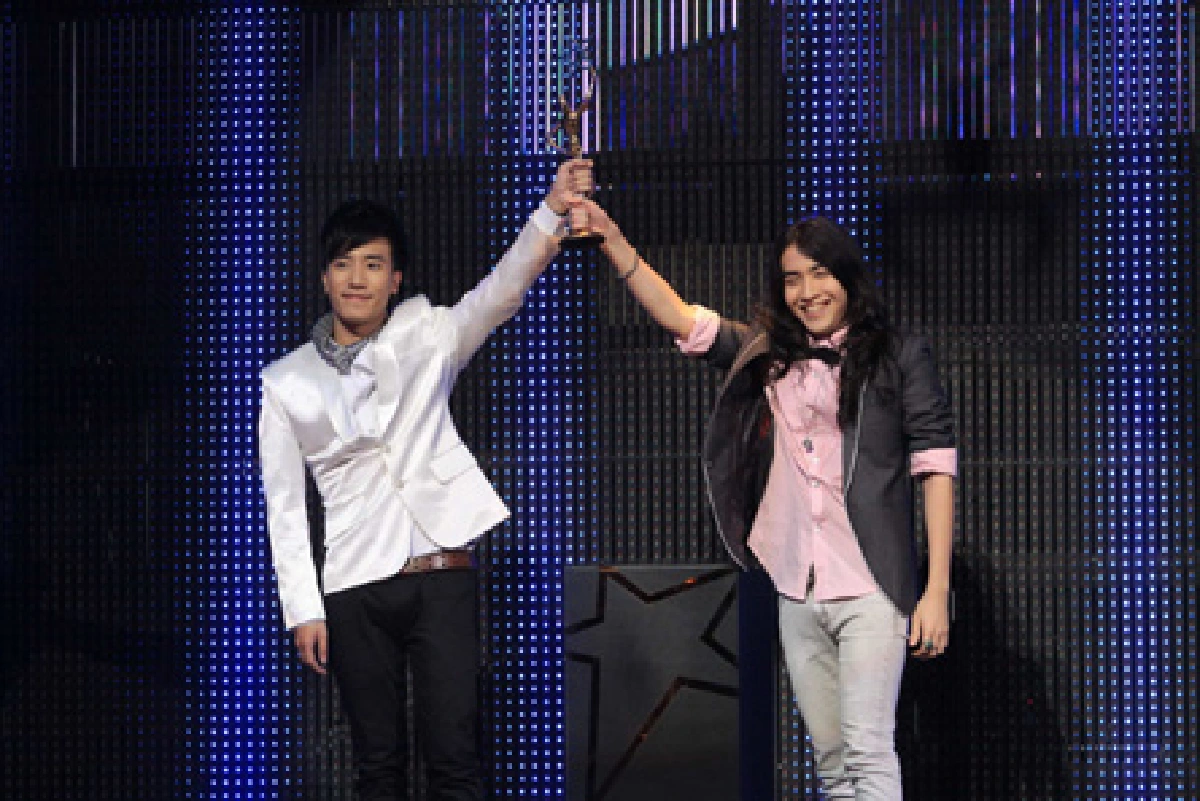"ชาคริต-พลอย"นักแสดงแห่งปี "ไนน์ เอ็นเตอร์เทน 2011"