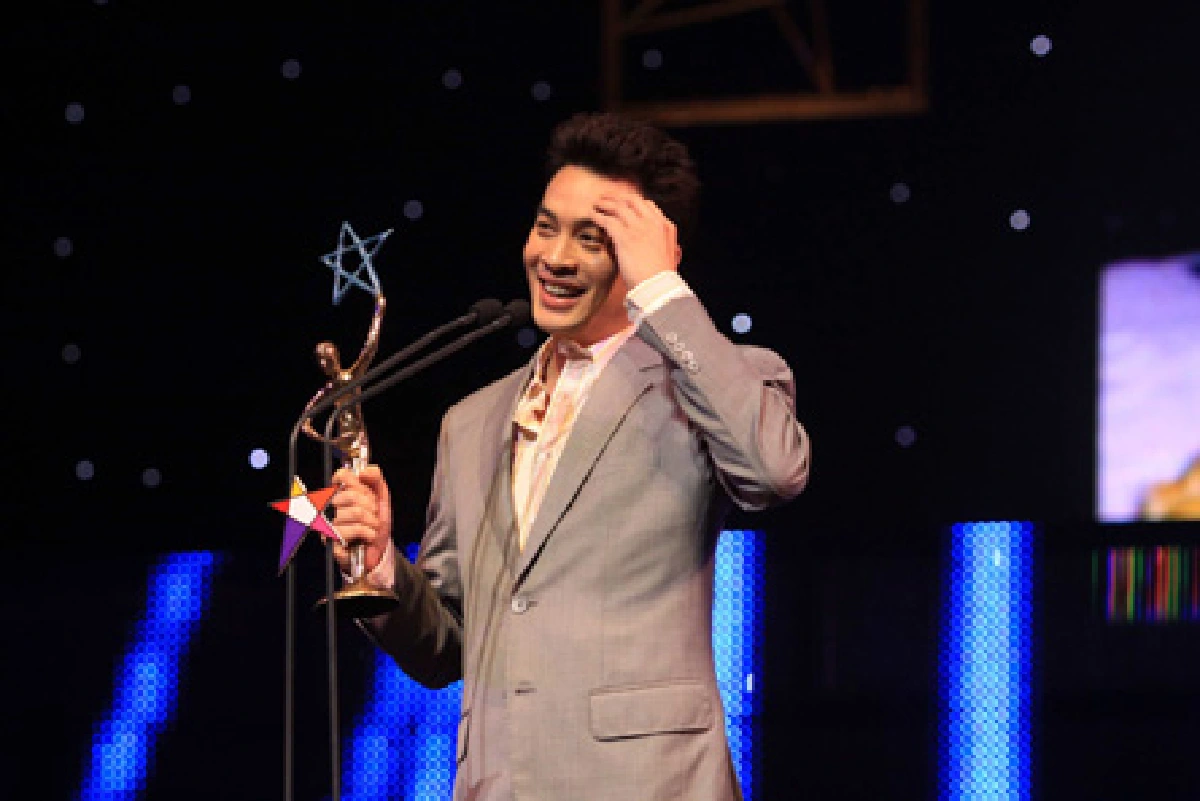 "ชาคริต-พลอย"นักแสดงแห่งปี "ไนน์ เอ็นเตอร์เทน 2011"