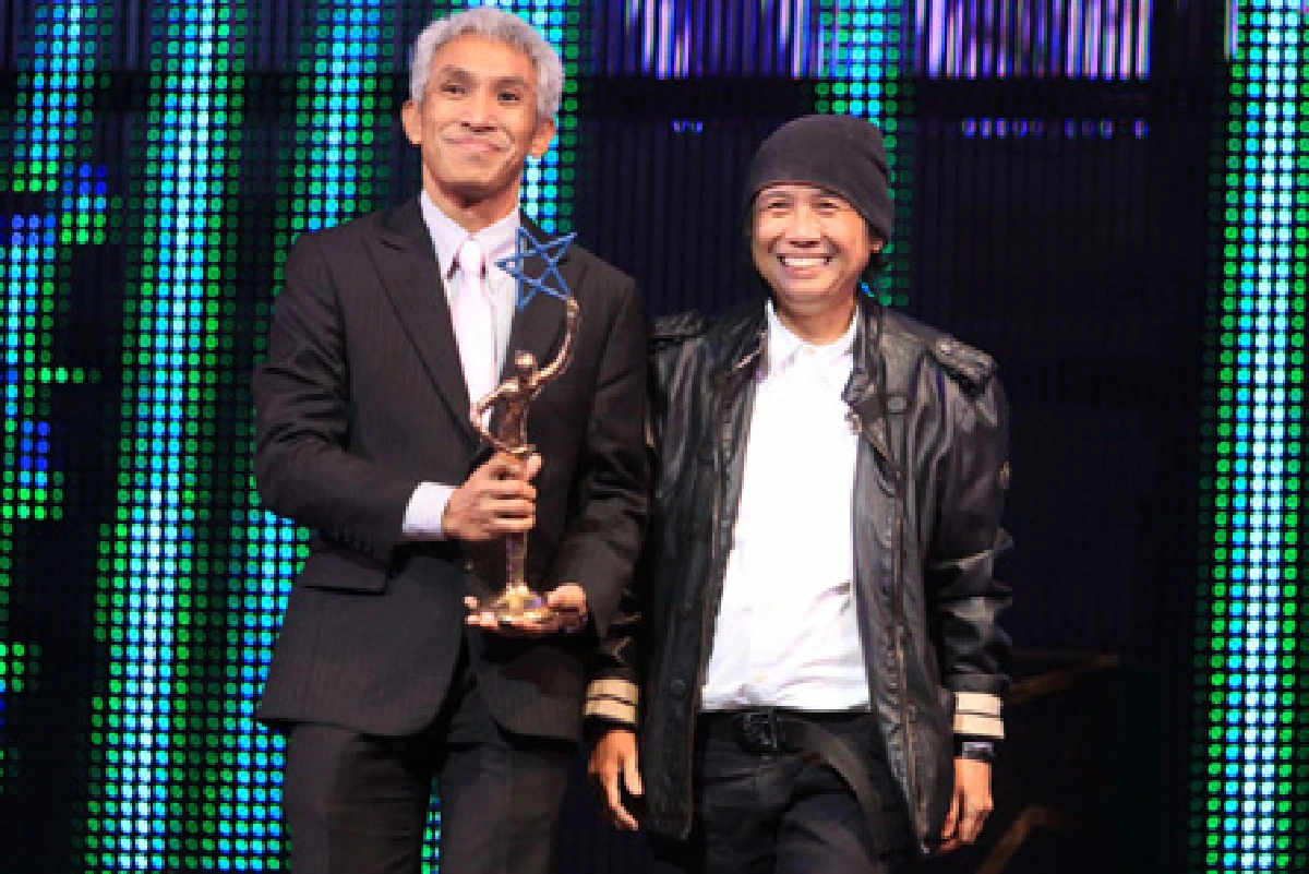 "ชาคริต-พลอย"นักแสดงแห่งปี "ไนน์ เอ็นเตอร์เทน 2011"