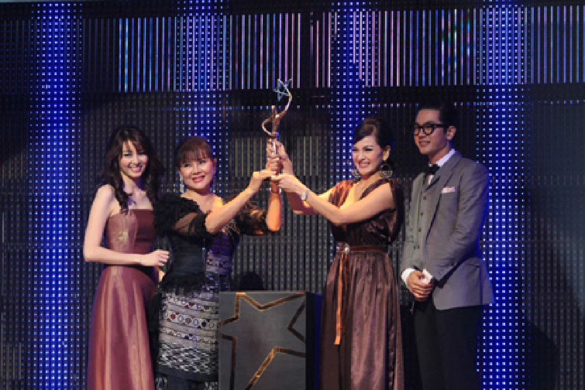 "ชาคริต-พลอย"นักแสดงแห่งปี "ไนน์ เอ็นเตอร์เทน 2011"