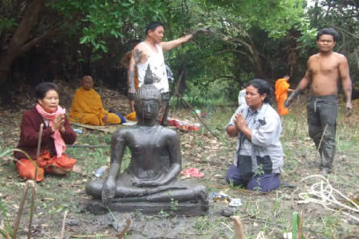 คนบุรีรัมย์แห่กราบไหว้พระพุทธรูปโบราณ