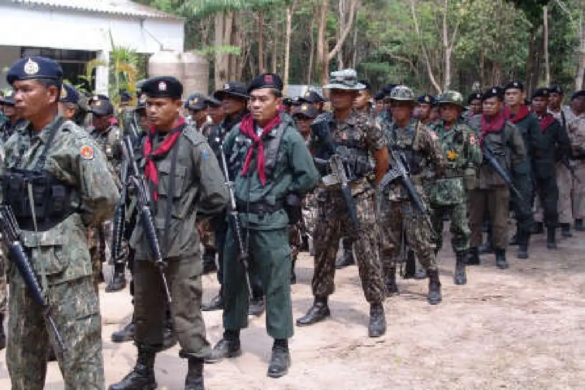 จัดกำลังติดอาวุธป้องกันลอบตัดไม้ชายแดนเขมร