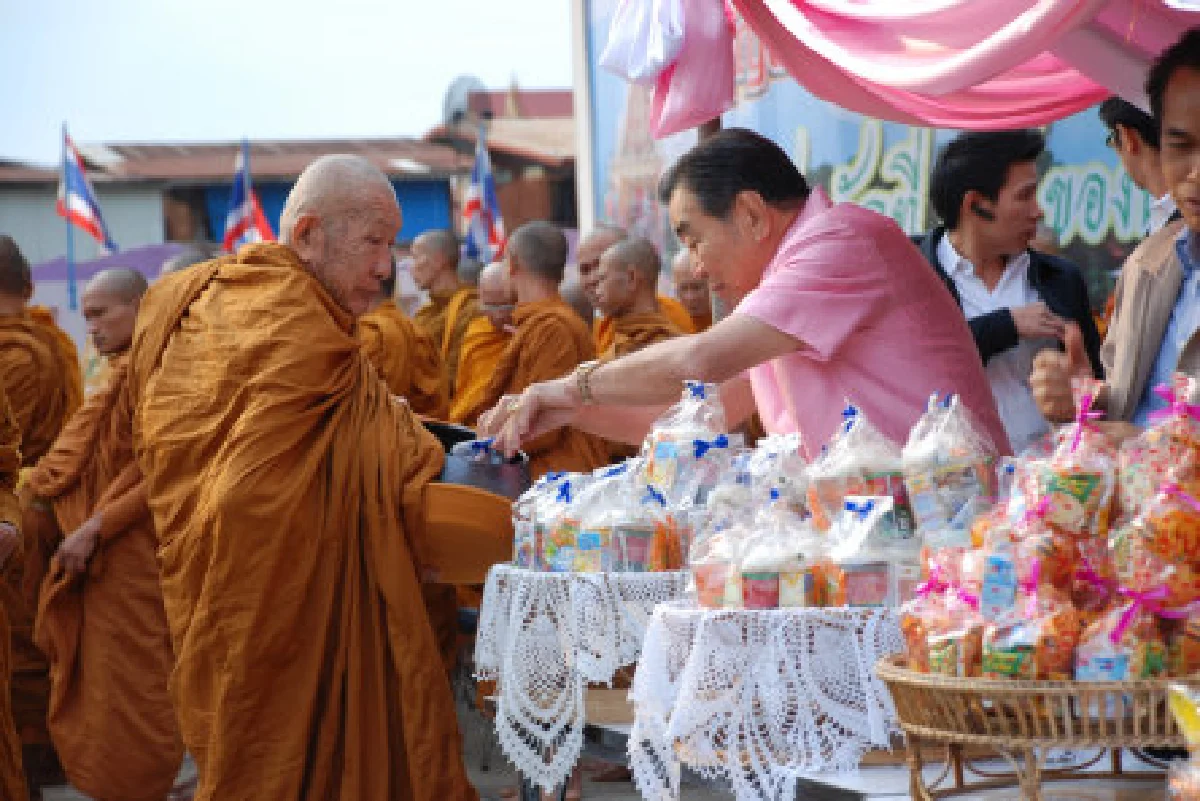 ชาวบึงกาฬตักบาตรฉลองจังหวัดที่ 77