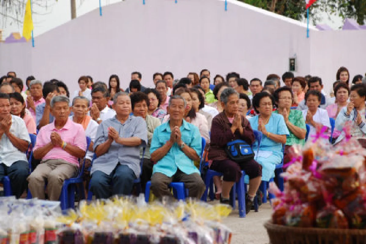 ชาวบึงกาฬตักบาตรฉลองจังหวัดที่ 77