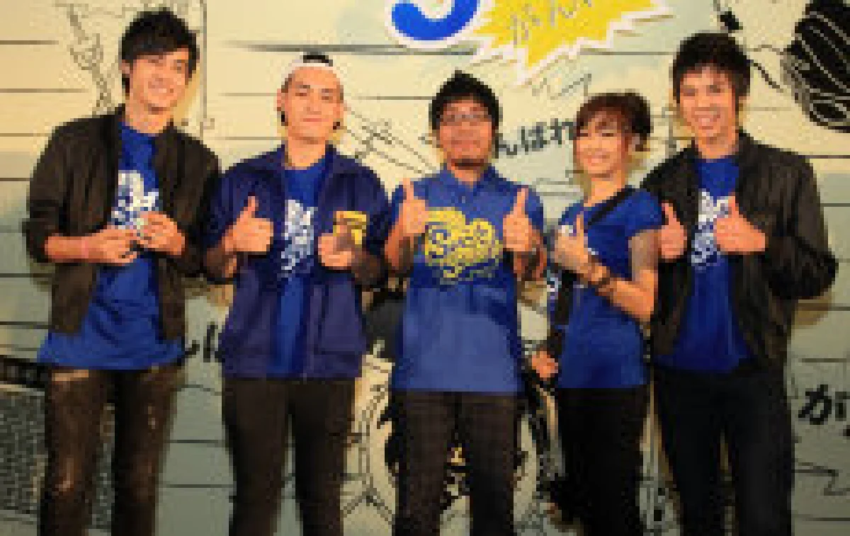 ดาราหนังห่วยขั้นเทพประมูลเสื้อช่วยสึนามิ