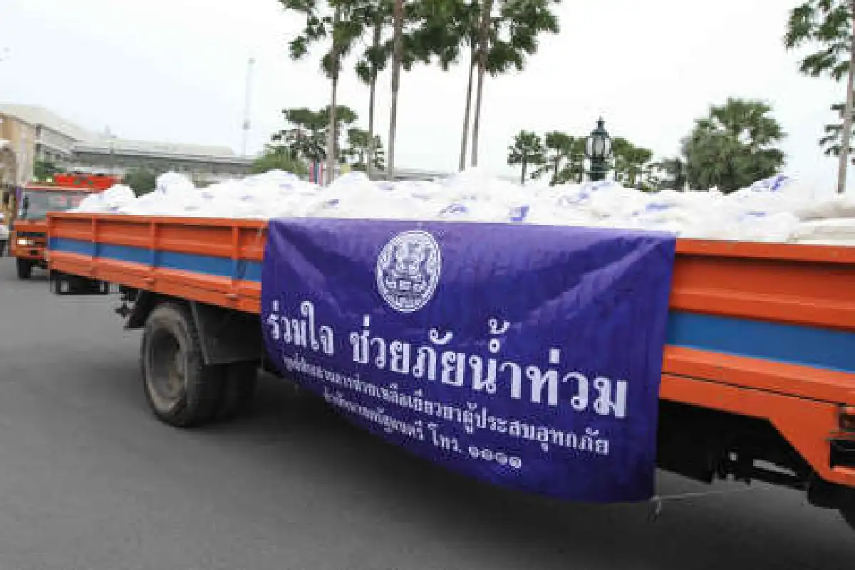 สุเทพปล่อยคาราวานช่วยน้ำท่วมใต้