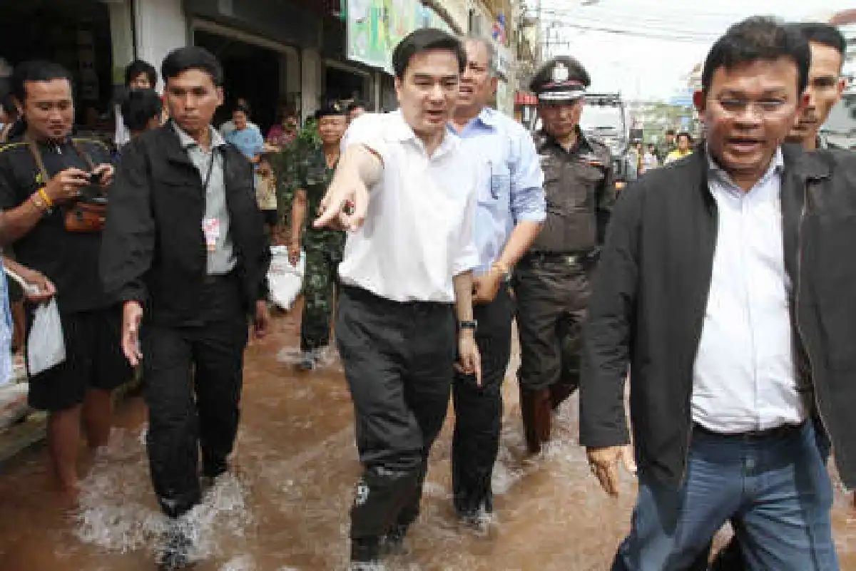 นายกฯตรวจน้ำท่วมใต้-วอนคนเชื่อเตือนภัย