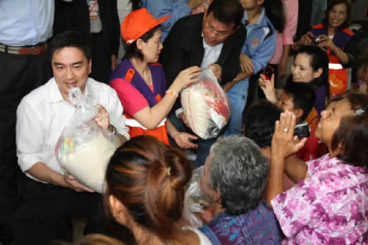 นายกฯตรวจน้ำท่วมใต้-วอนคนเชื่อเตือนภัย