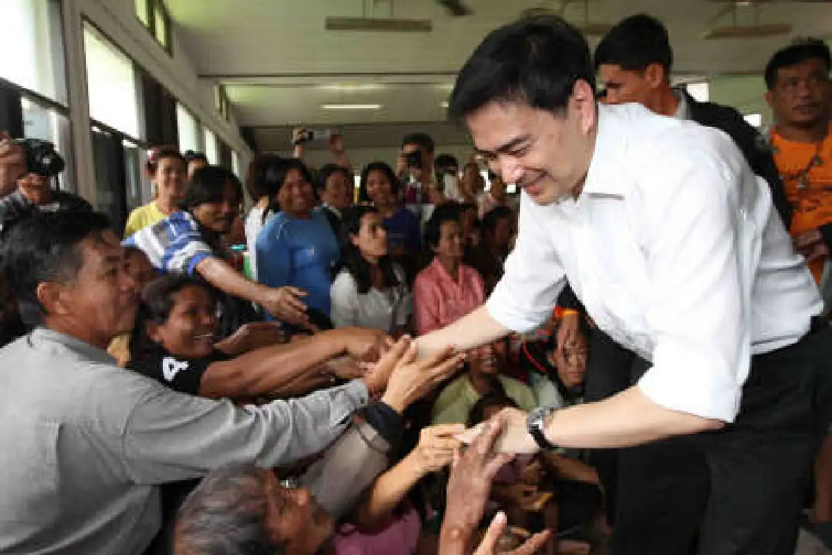 นายกฯตรวจน้ำท่วมใต้-วอนคนเชื่อเตือนภัย