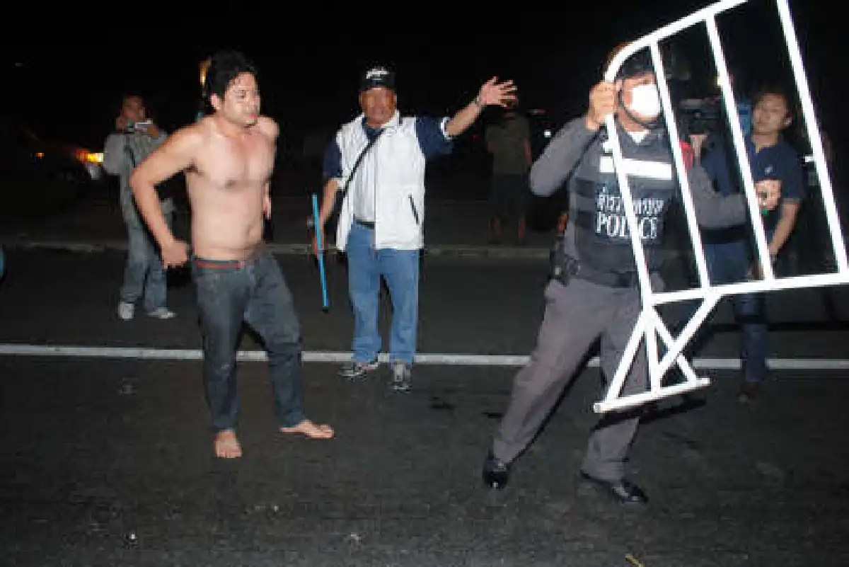 ตร.ปิดถนนจับเด็กแว้นย่านกาญจนาภิเษก