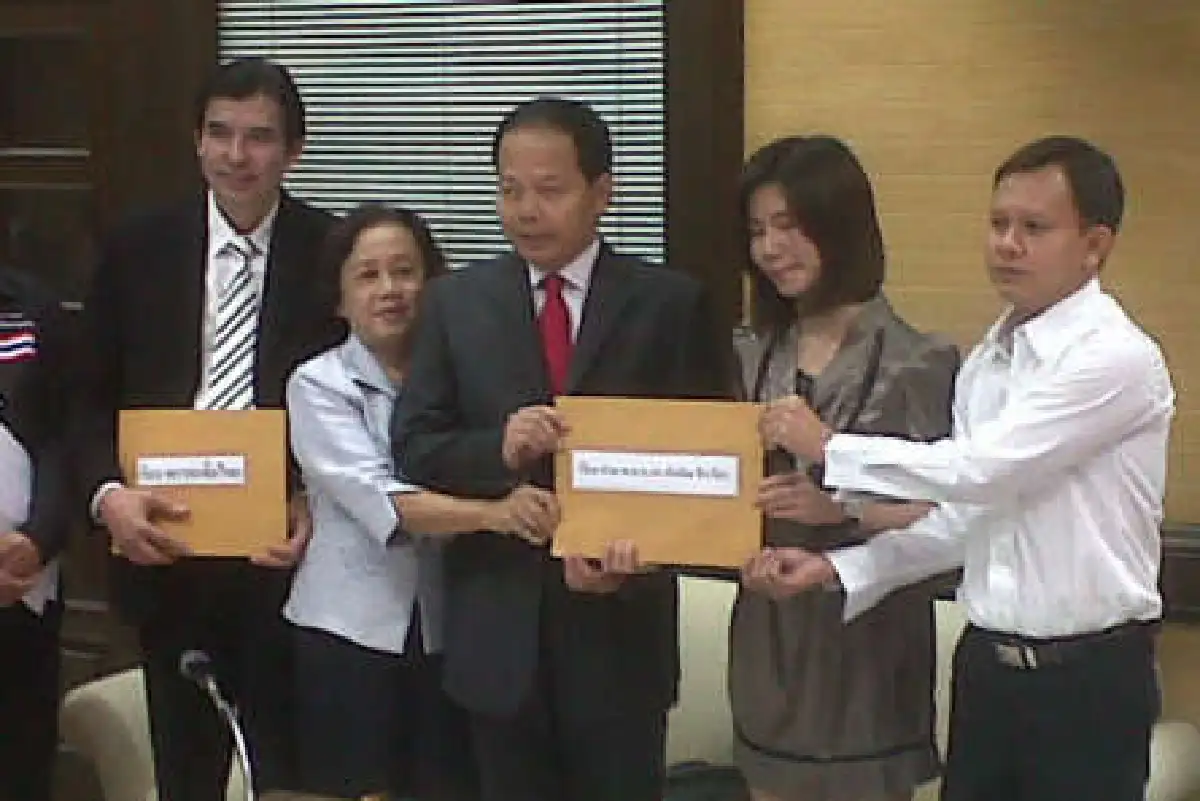 แม่-ญาติขอเพื่อไทยช่วยวีระ-ราตรี