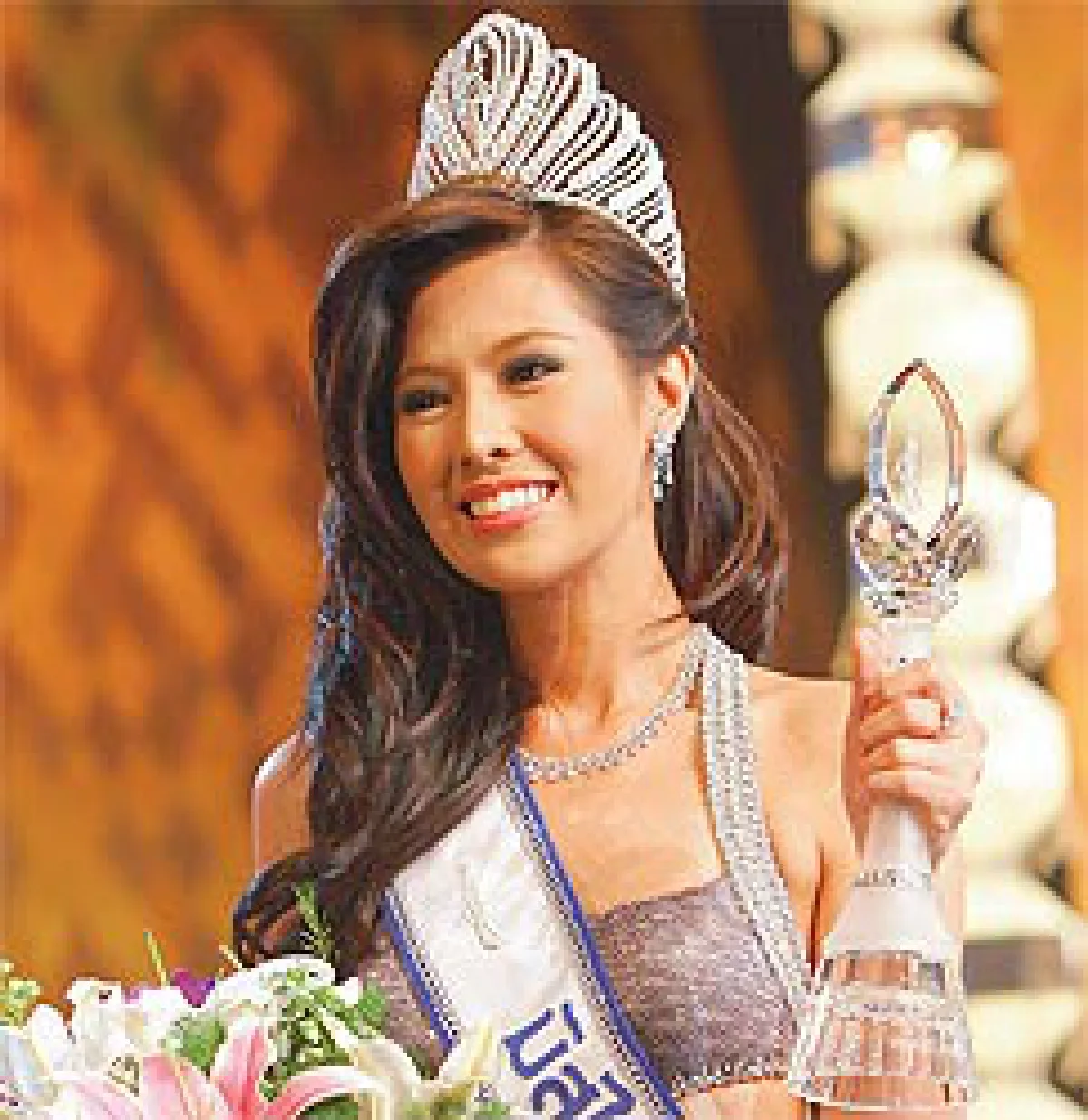 สาวฟ้า-ชัญษร คว้ามงกุฏมีสไทยแลนด์ ยูนิเวรืส'54