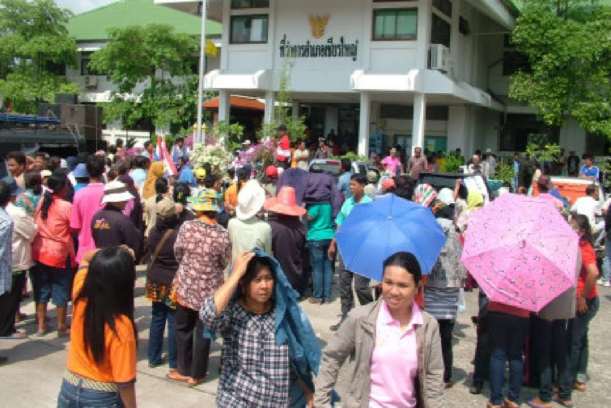คนคอนประท้วงยกเลิกเงินช่วยเหลือ5พันบาท