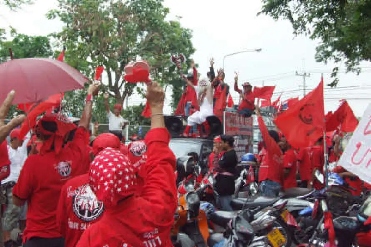 นปช.ปทุมฯชุมนุมครบปีปิดสถานีแดง