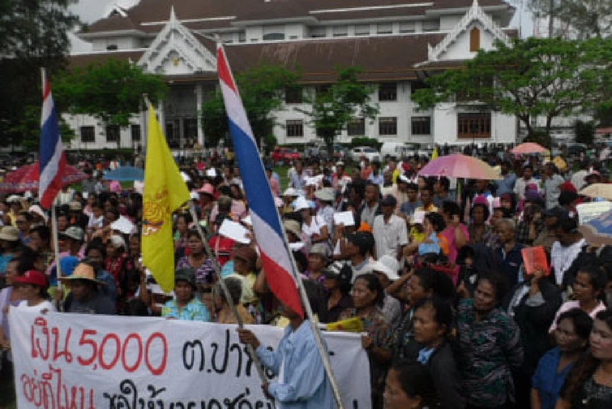 คนคอนปิดศาลากลางทวงเงินช่วยน้ำท่วม5พัน