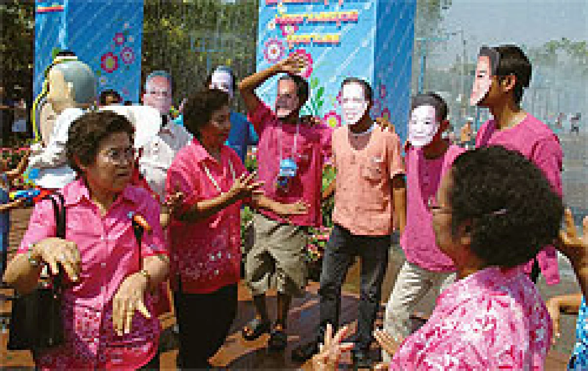 อภิสิทธิ์-ทักษิณ- สนธิ จูบปากเล่นสงกรานต์ชื่นมื่นที่อุบล
