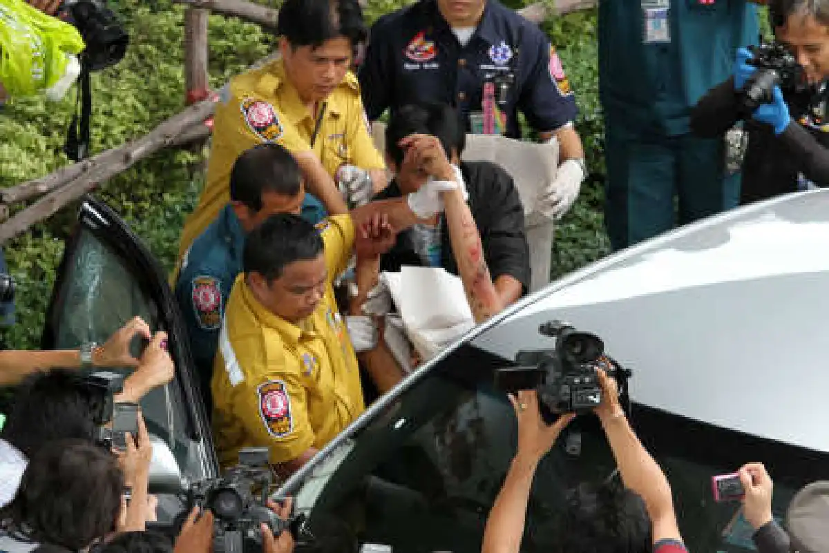 หนุ่มคลั่งแทงตร.-ยิงแท็กซี่กลางกรุง