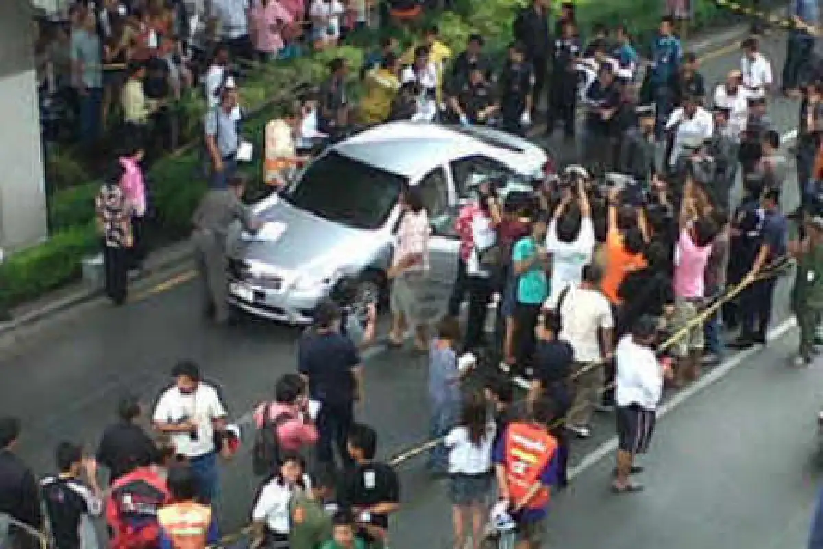 หนุ่มคลั่งแทงตร.-ยิงแท็กซี่กลางกรุง