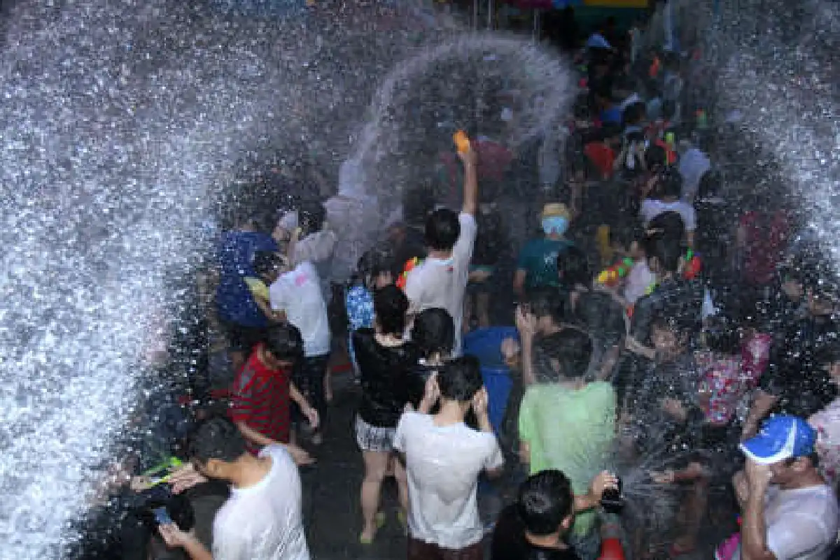 สงกรานต์วันที่2สีลม-ข้าวสารยังคึก
