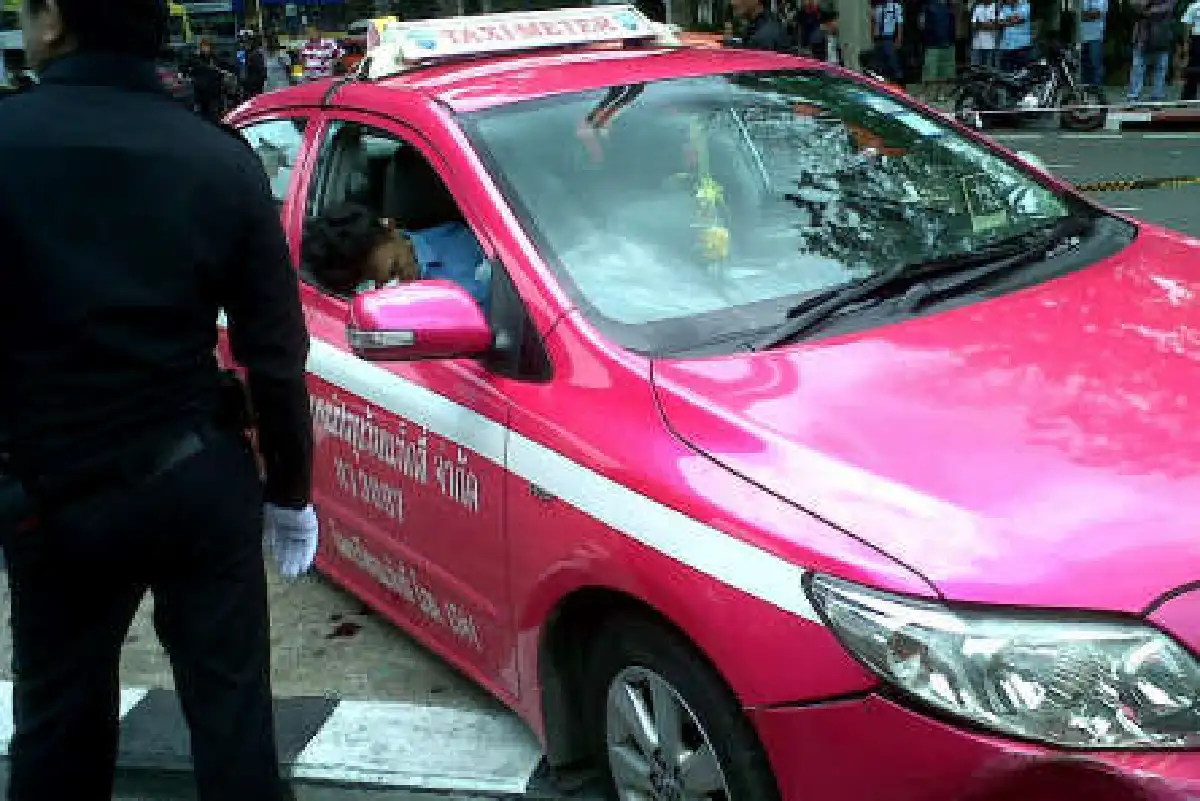 หนุ่มคลั่งแทงตร.-ยิงแท็กซี่กลางกรุง