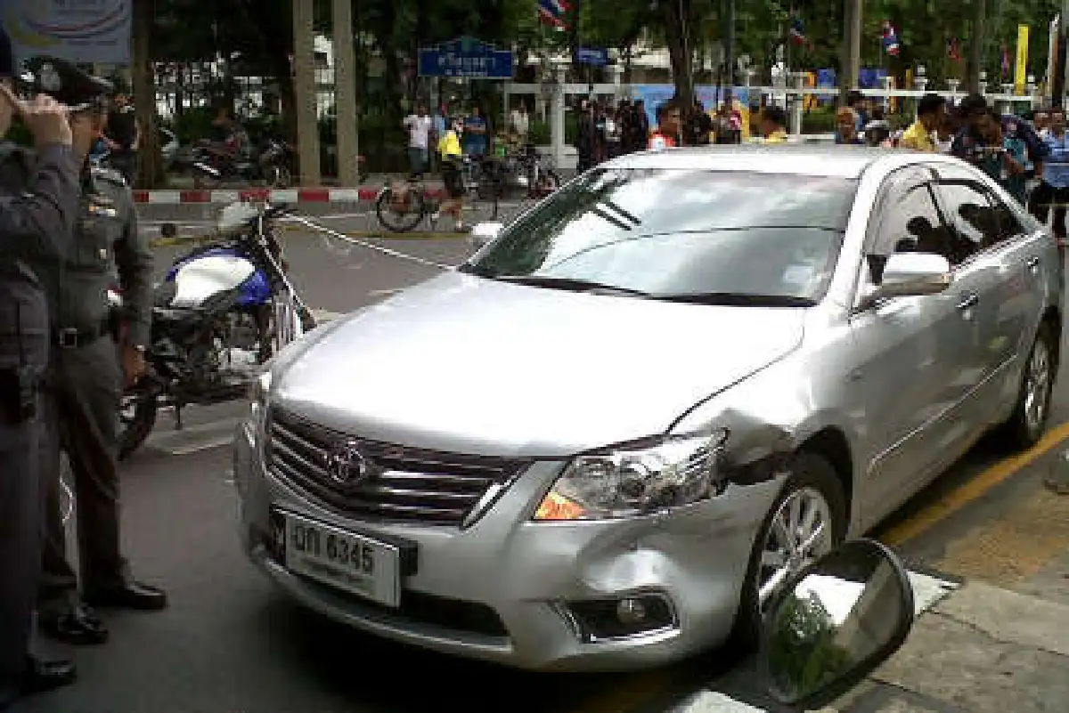 หนุ่มคลั่งแทงตร.-ยิงแท็กซี่กลางกรุง