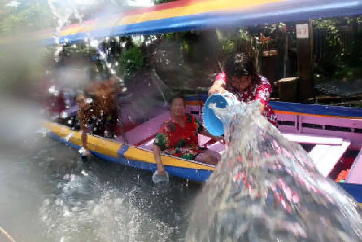 ตลาดน้ำตลิ่งชันคึกนักท่องเที่ยวล่องเรือสาดน้ำ