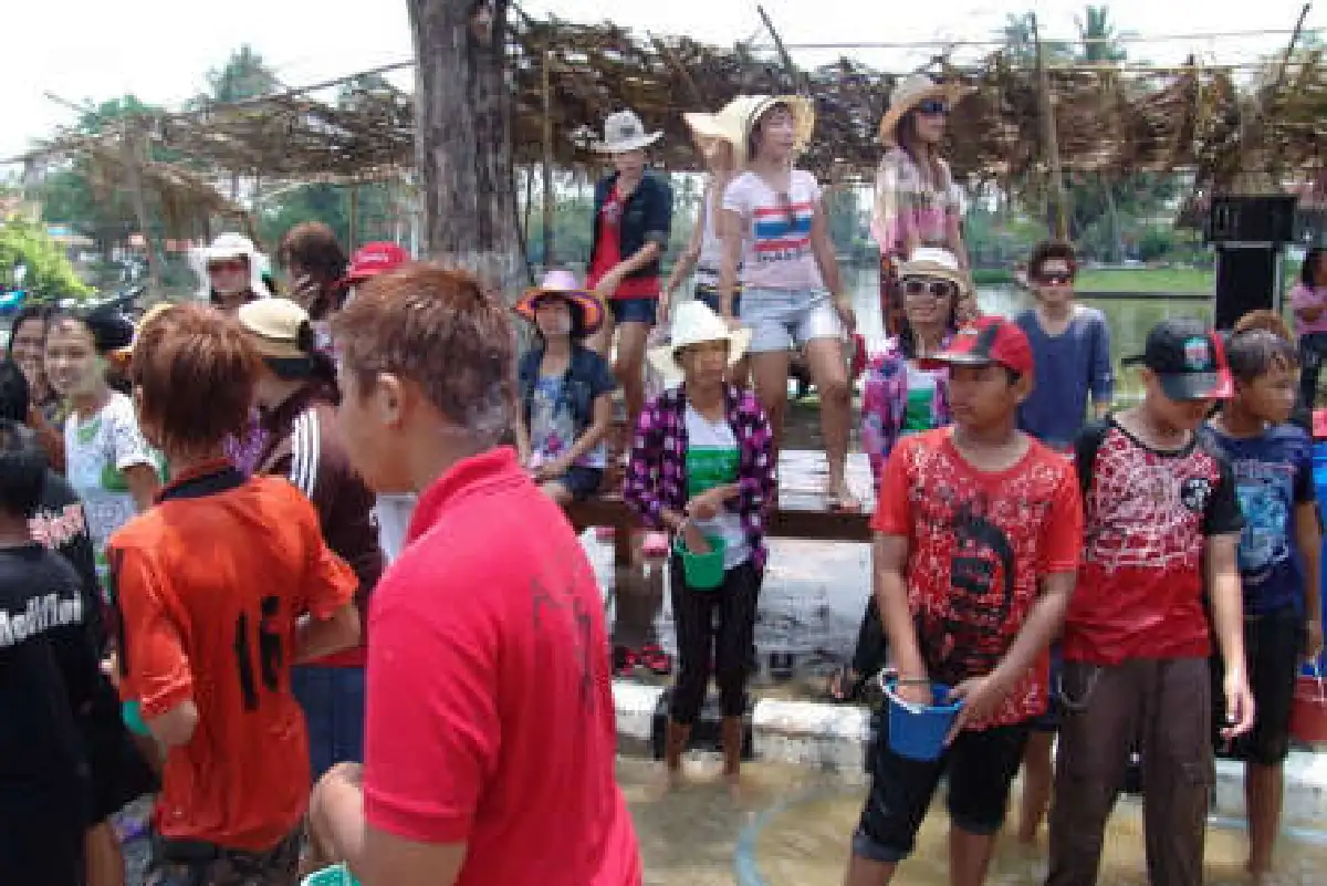 ส่งท้ายสงกรานต์สุโขทัยยังคึกคัก