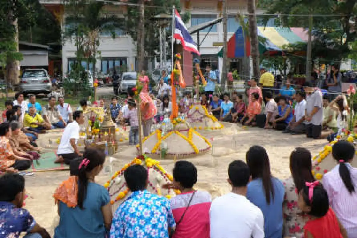 ปราจีนฯก่อพระเจดีย์ทรายวันออกสงกรานต์