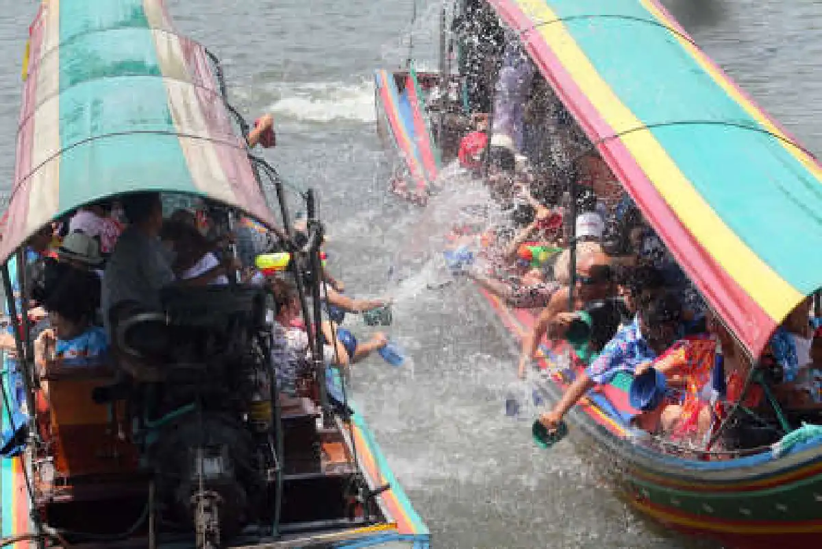 ตลาดน้ำตลิ่งชันคึกนักท่องเที่ยวล่องเรือสาดน้ำ