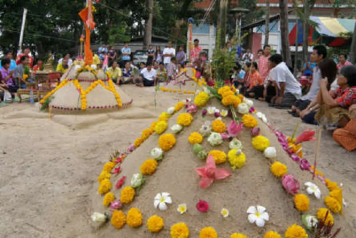 ปราจีนฯก่อพระเจดีย์ทรายวันออกสงกรานต์