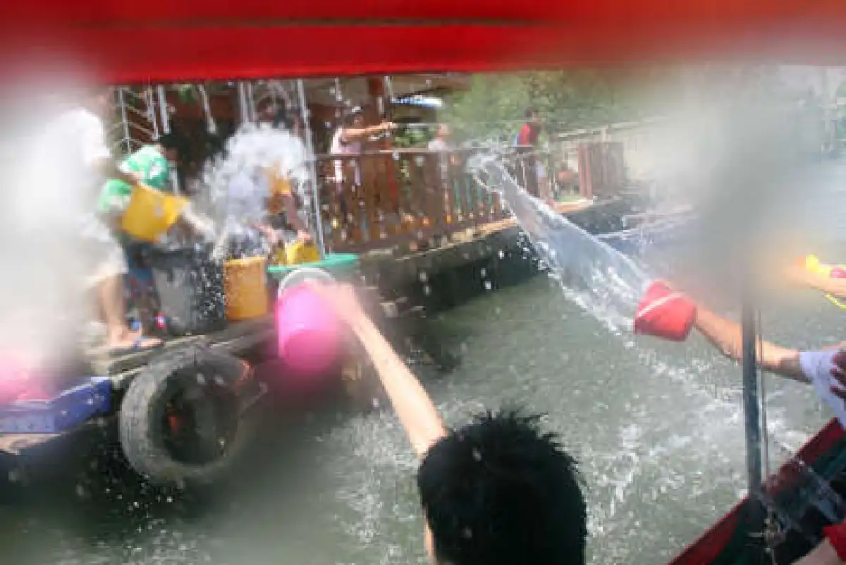 ตลาดน้ำตลิ่งชันคึกนักท่องเที่ยวล่องเรือสาดน้ำ