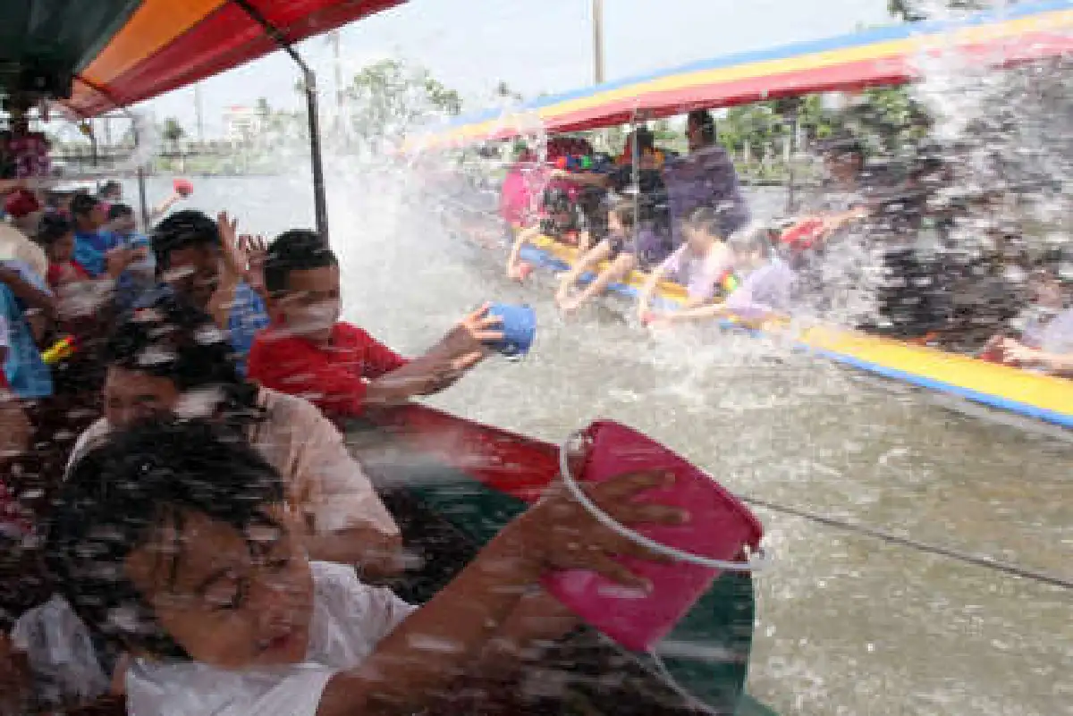 ตลาดน้ำตลิ่งชันคึกนักท่องเที่ยวล่องเรือสาดน้ำ