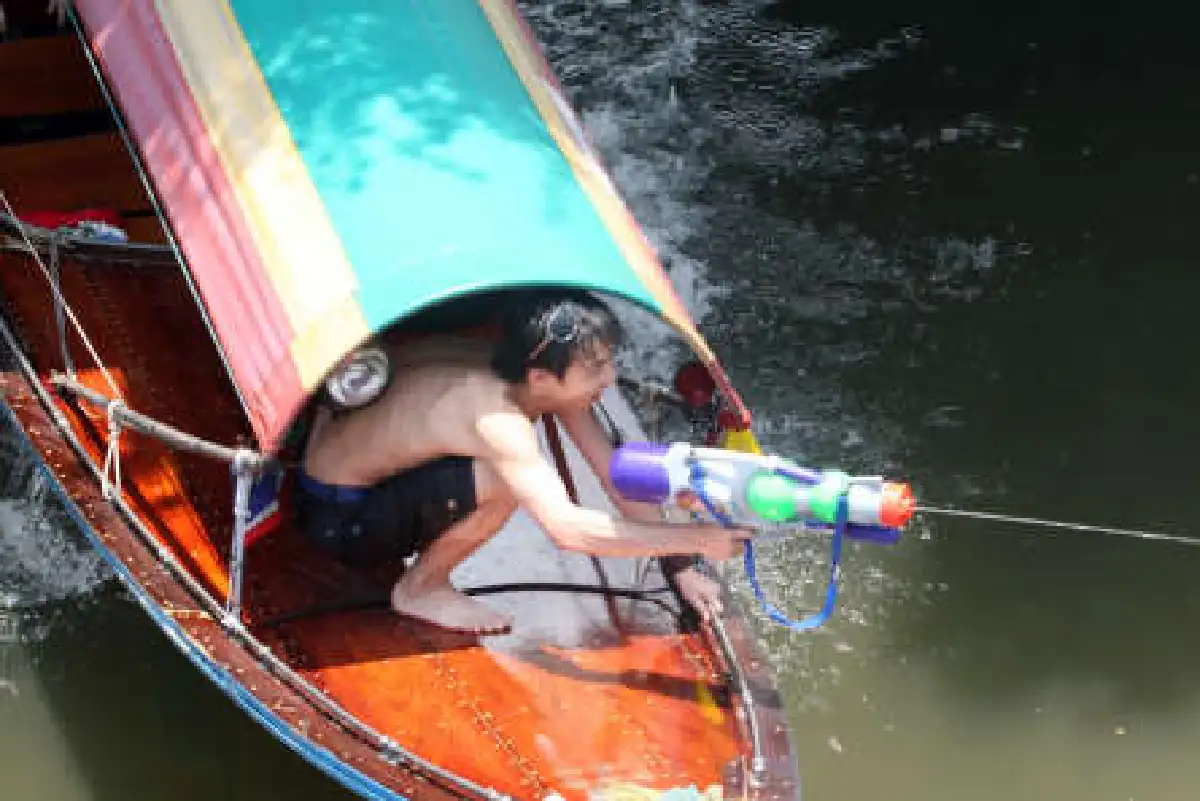 ตลาดน้ำตลิ่งชันคึกนักท่องเที่ยวล่องเรือสาดน้ำ