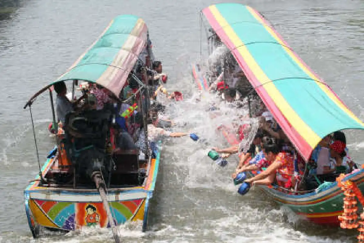 ตลาดน้ำตลิ่งชันคึกนักท่องเที่ยวล่องเรือสาดน้ำ