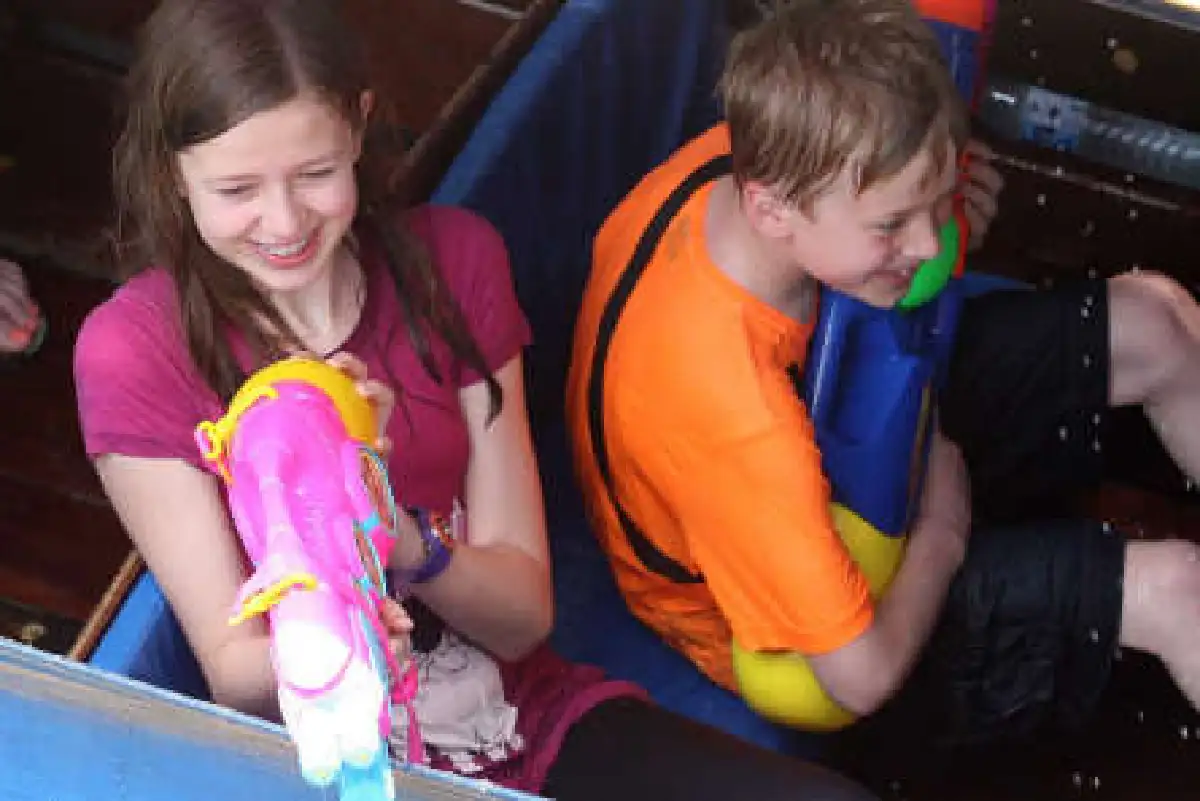 ตลาดน้ำตลิ่งชันคึกนักท่องเที่ยวล่องเรือสาดน้ำ