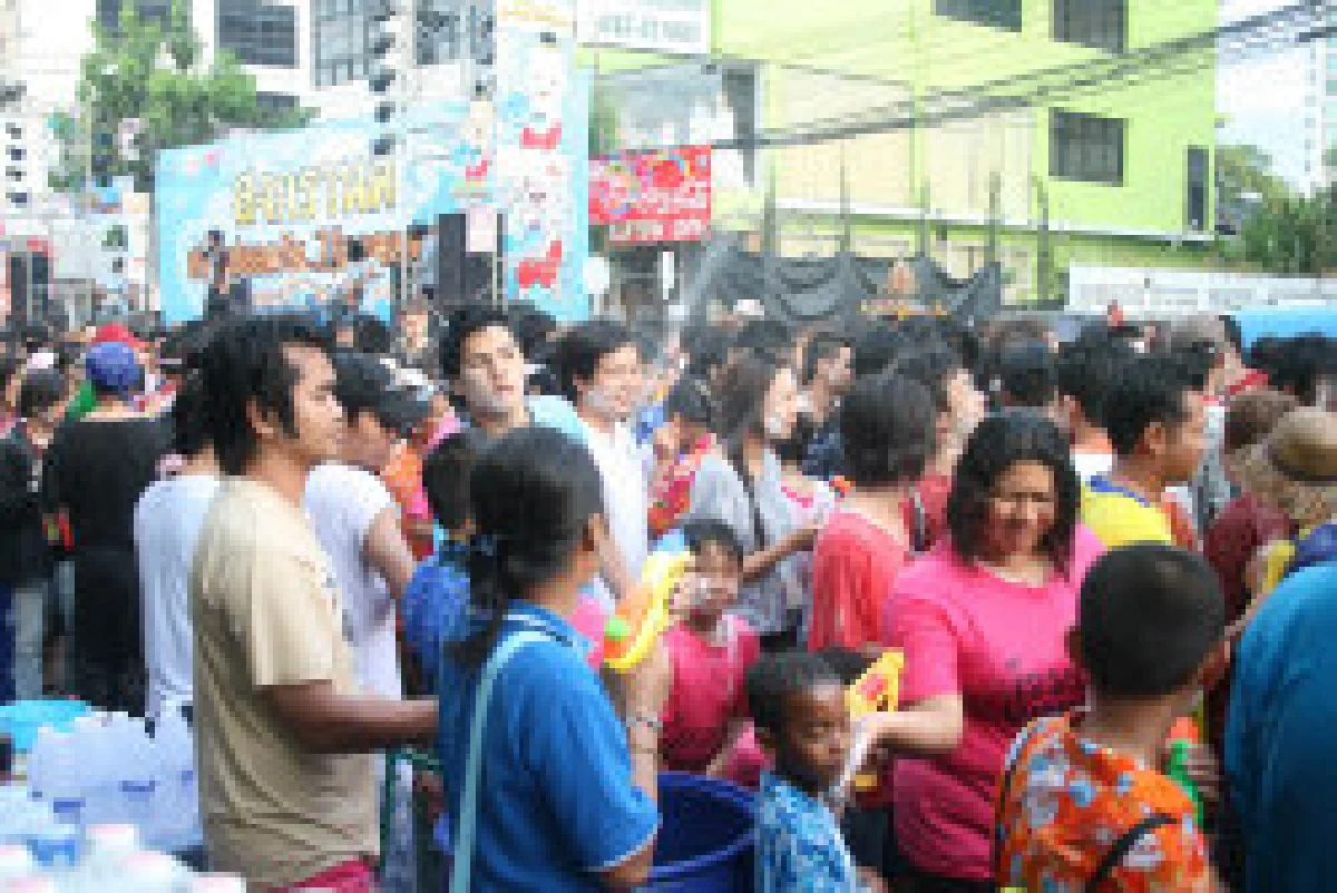 เที่ยวถนนข้าวเหนียว เบิ่งคลื่นมนุษย์บันทึกสถิติโลก