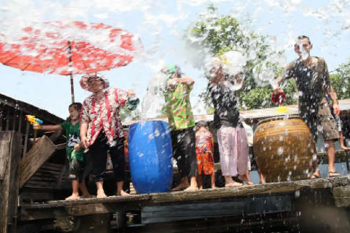 ตลาดน้ำตลิ่งชันคึกนักท่องเที่ยวล่องเรือสาดน้ำ