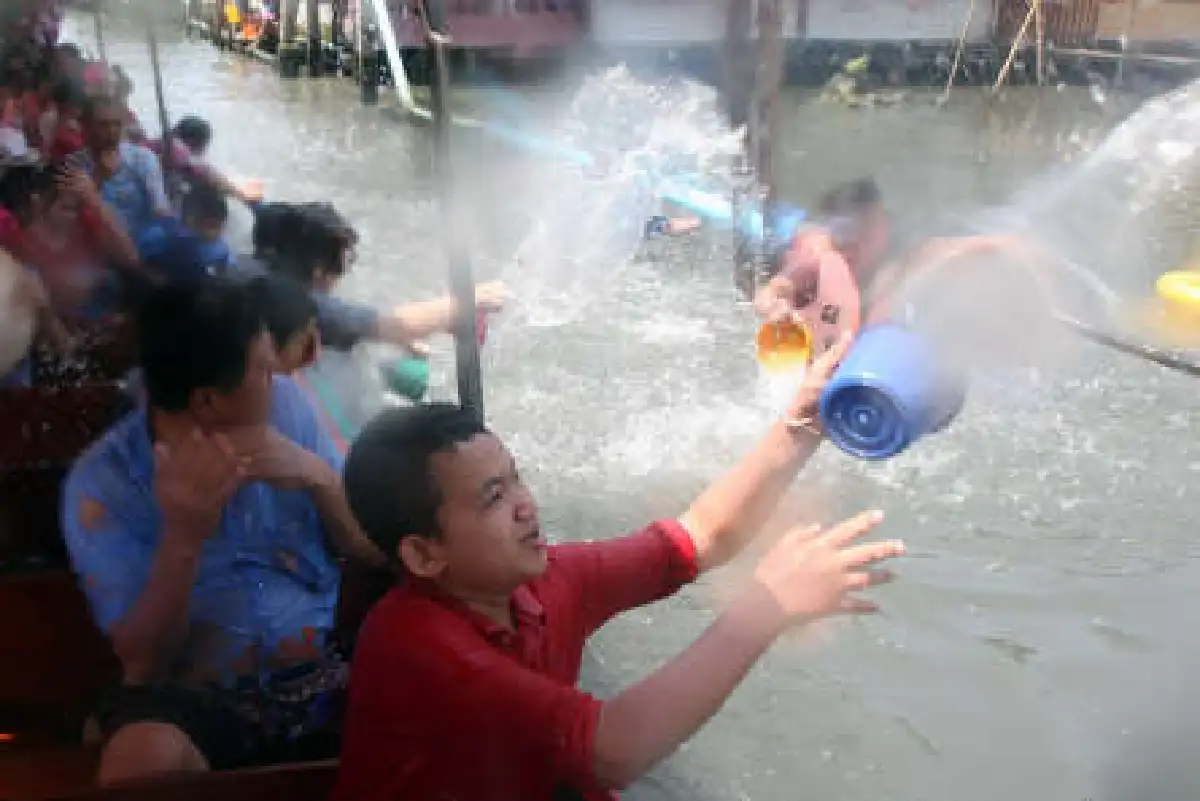 ตลาดน้ำตลิ่งชันคึกนักท่องเที่ยวล่องเรือสาดน้ำ