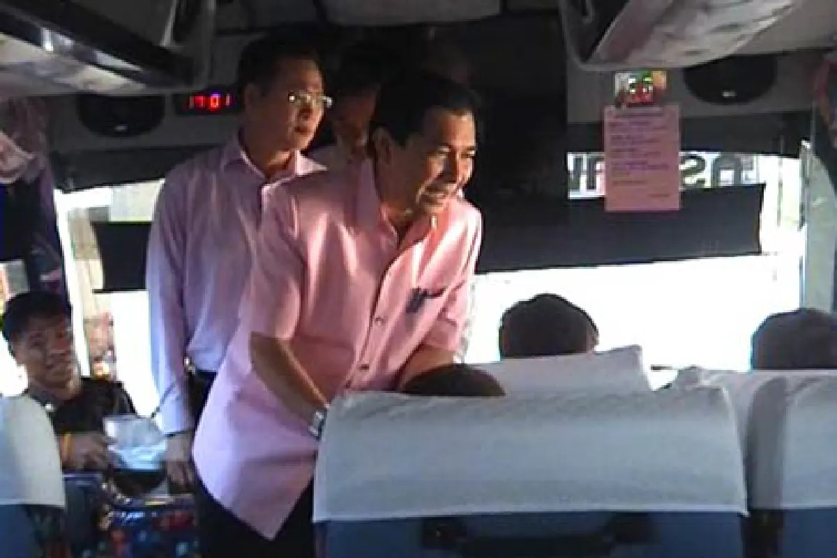ผู้ว่าฯ ตรังแจกลูกอม-ผ้าเย็นรถ บขส.