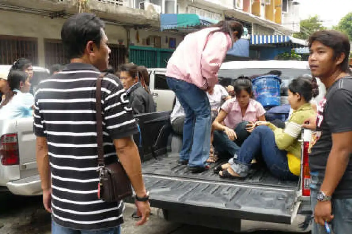 บุกทลายโรงงานเย็บผ้าขังโหดแรงงานพม่า