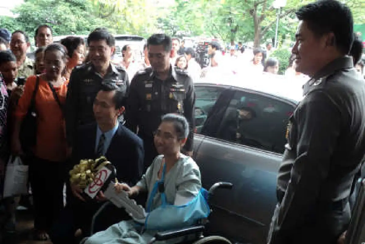 ตร.มอบคัมรี่คันใหม่ให้หมอกวาง
