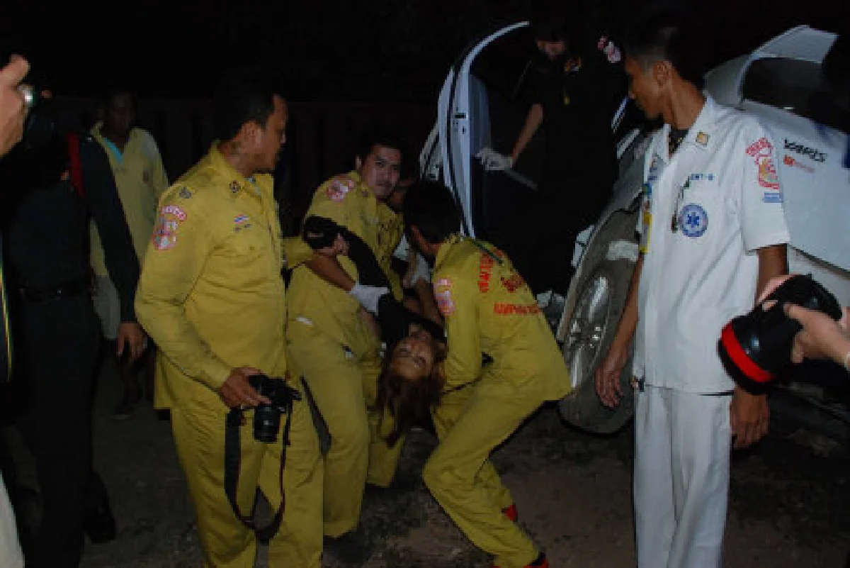 สองสามีภรรยาซิ่งเก๋งพุ่งตกข้างทางดับอนาถ