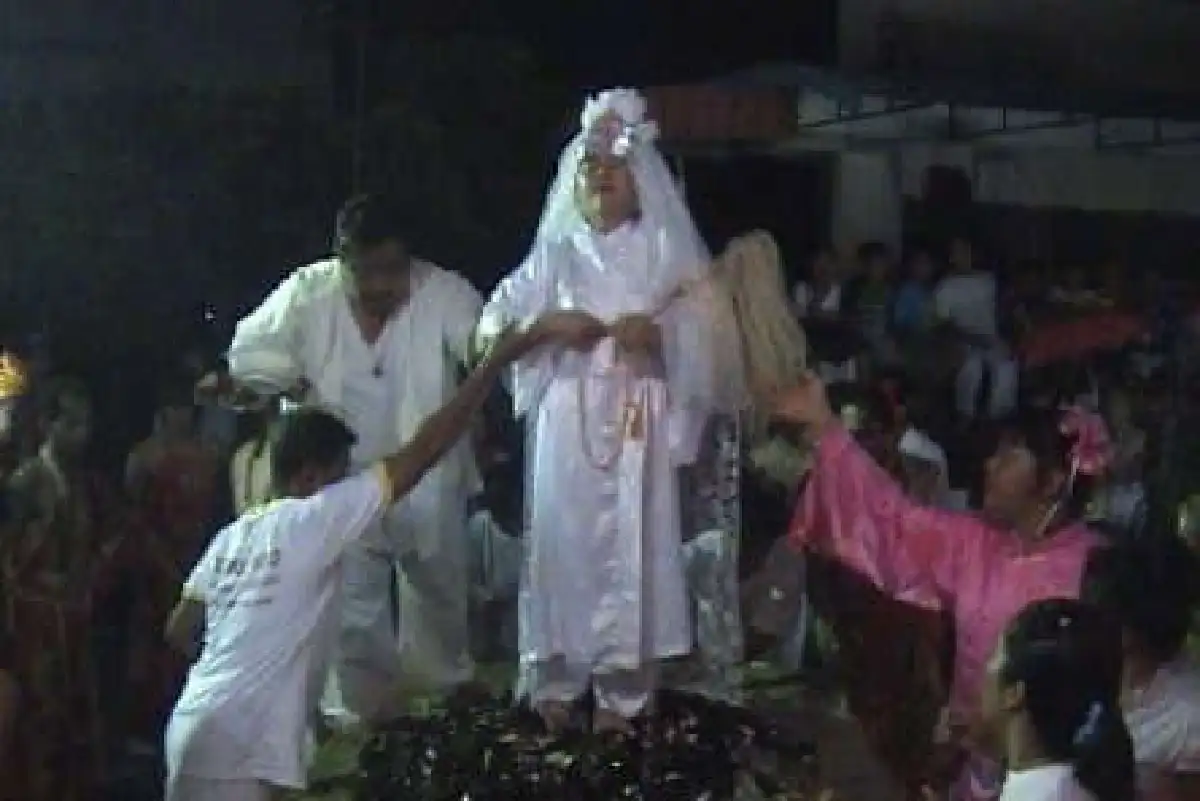 แห่ชมองค์เทพเจ้าเดินลุยกระเบื้อง