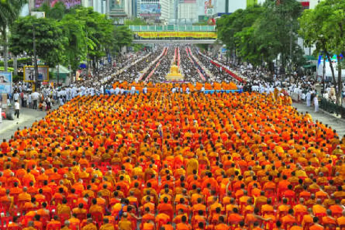 ประมวลภาพตักบาตรพระ1.2หมื่นรูป