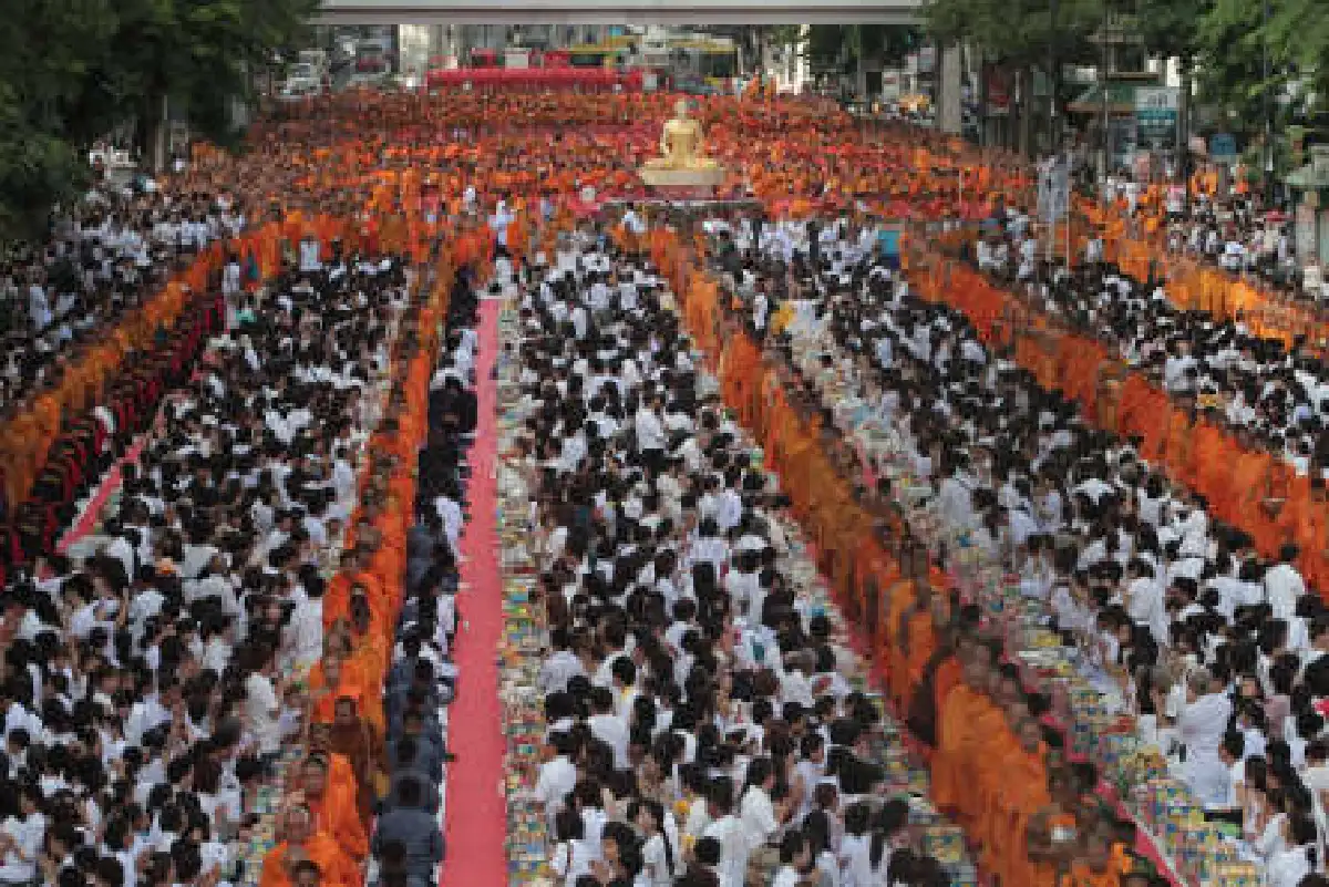ประมวลภาพตักบาตรพระ1.2หมื่นรูป