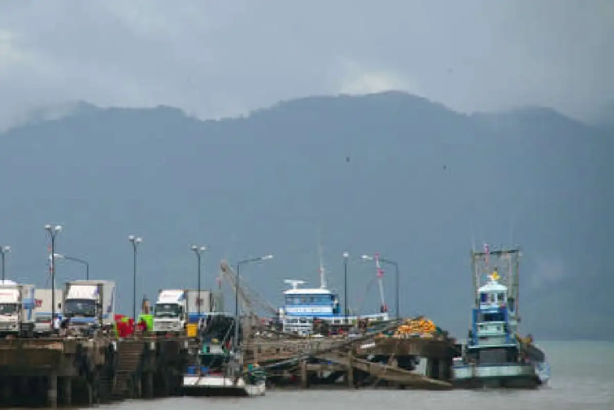 ฝนตกหนักทำเรือประมงตราดออกหาปลาไม่ได้