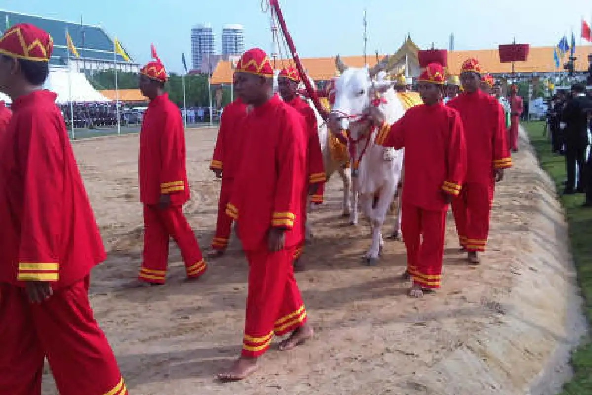 สมเด็จพระบรมฯ เสด็จพระราชพิธีพืชมงคล