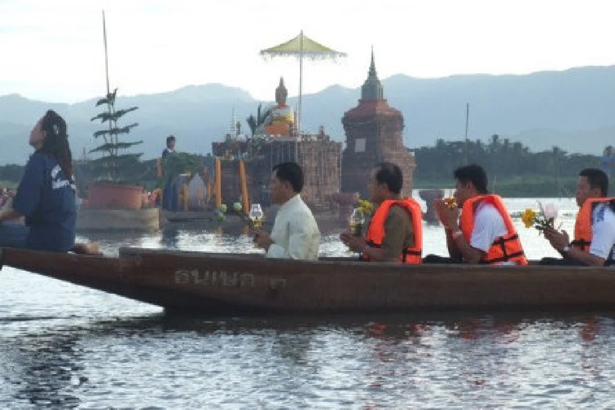 เวียนเทียนกลางน้ำที่กว๊านพะเยา แห่งเดียวในโลก!