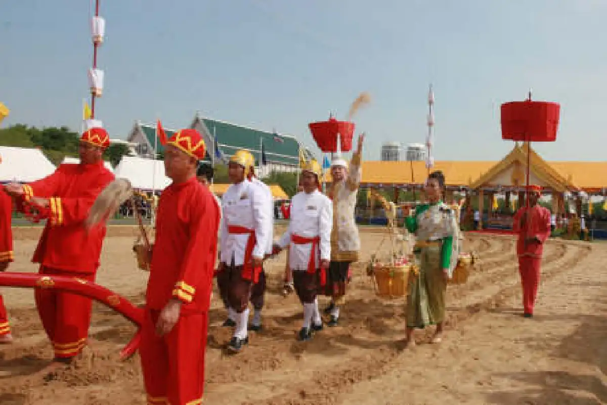 สมเด็จพระบรมฯ เสด็จพระราชพิธีพืชมงคล