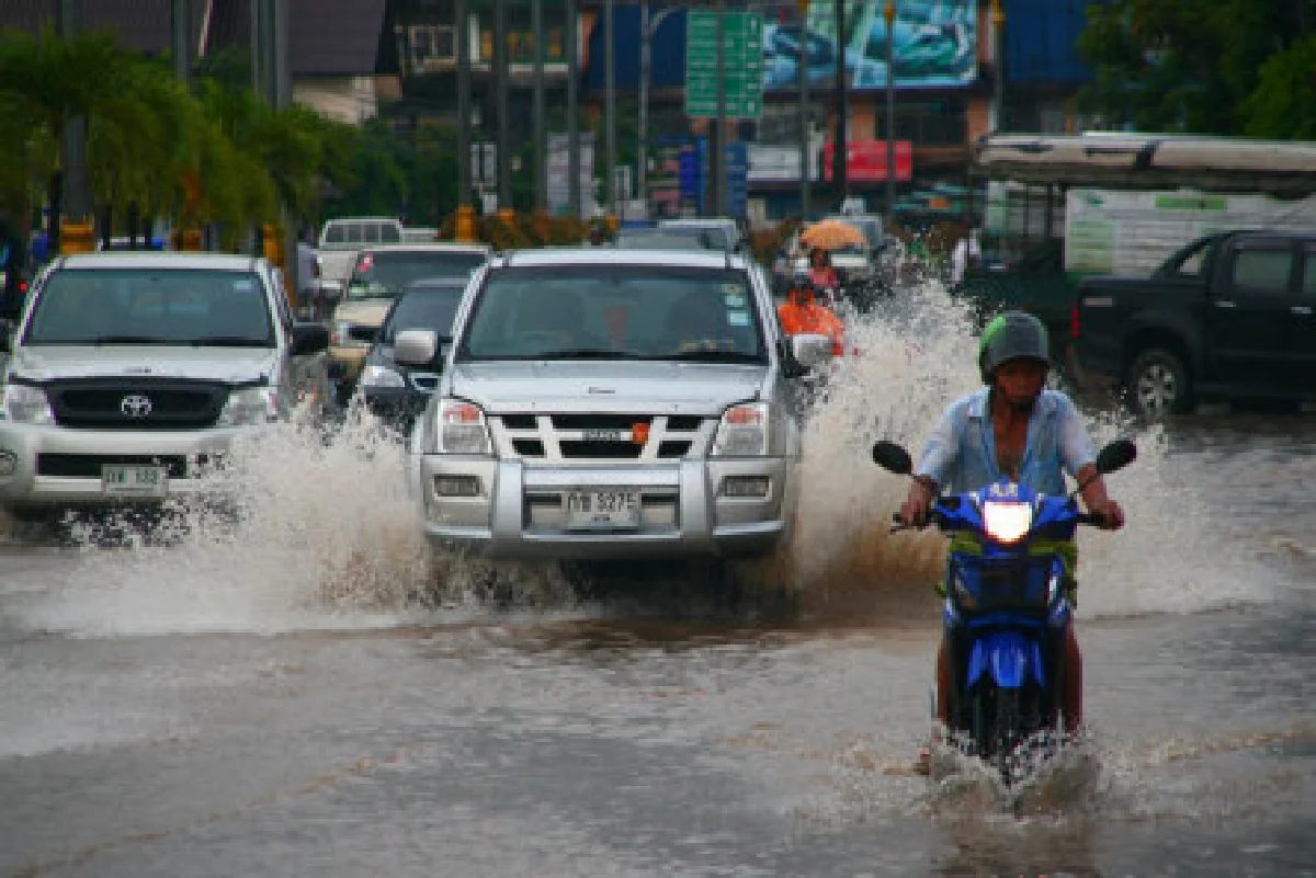 ฝนถล่มตราดท่วมฉับพลัน
